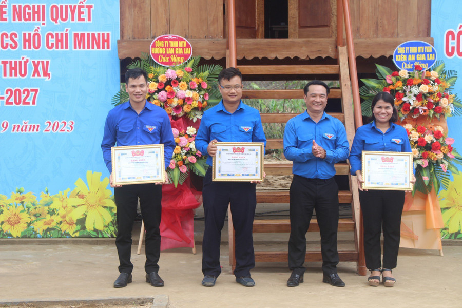 Anh Đỗ Duy Nam (thứ 2 từ phải qua)-Phó Bí thư Tỉnh Đoàn tặng bằng khen cho các tập thể có thành tích trong triển khai cuộc thi tìm hiểu Nghị quyết Đại hội Đoàn. Ảnh: P.L