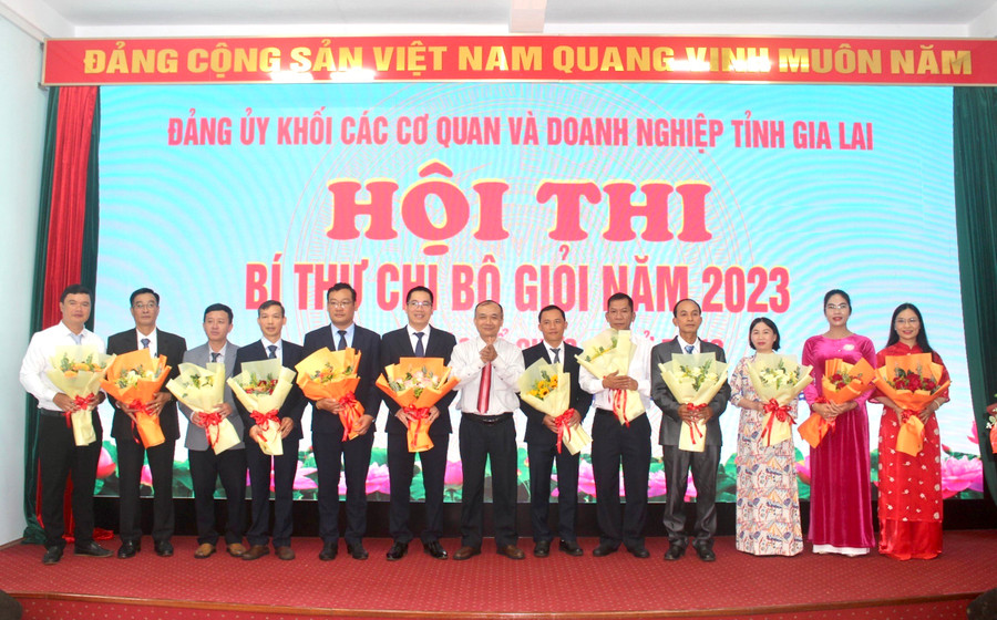 Bí thư Đảng ủy Khối Huỳnh Minh Thuận (ở giữa) tặng hoa các thí sinh tham gia hội thi. Ảnh: P.L Bí thư Đảng ủy Khối Huỳnh Minh Thuận (ở giữa) tặng hoa các thí sinh tham gia hội thi. Ảnh: P.L