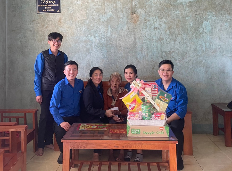 Đoàn Khối các Cơ quan và Doanh nghiệp tỉnh Gia Lai thăm và tặng quà Tết Mẹ Việt Nam Anh hùng Ksor Suê (thứ 3 từ phải qua). Ảnh: Lệ Bích