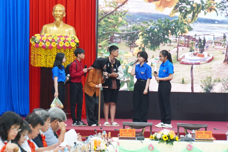 Tiểu phẩm tuyên truyền về an ninh mạng và phòng-chống đuối nước trẻ em tại chương trình tiếp xúc, đối thoại. Ảnh: Đức Thụy Tiểu phẩm tuyên truyền về an ninh mạng và phòng-chống đuối nước trẻ em tại chương trình tiếp xúc, đối thoại. Ảnh: Đức Thụy