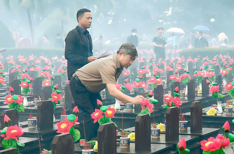 Lãnh đạo các sở, ban, ngành dâng hương tại Nghĩa trang Liệt sĩ tỉnh. Ảnh: Đ.T