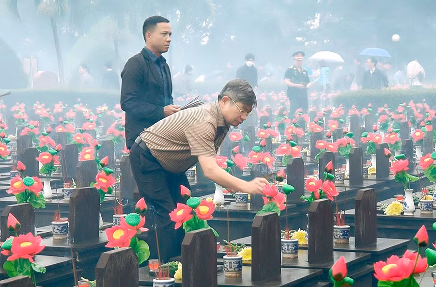 Lãnh đạo các sở, ban, ngành dâng hương tại Nghĩa trang Liệt sĩ tỉnh. Ảnh: Đ.T