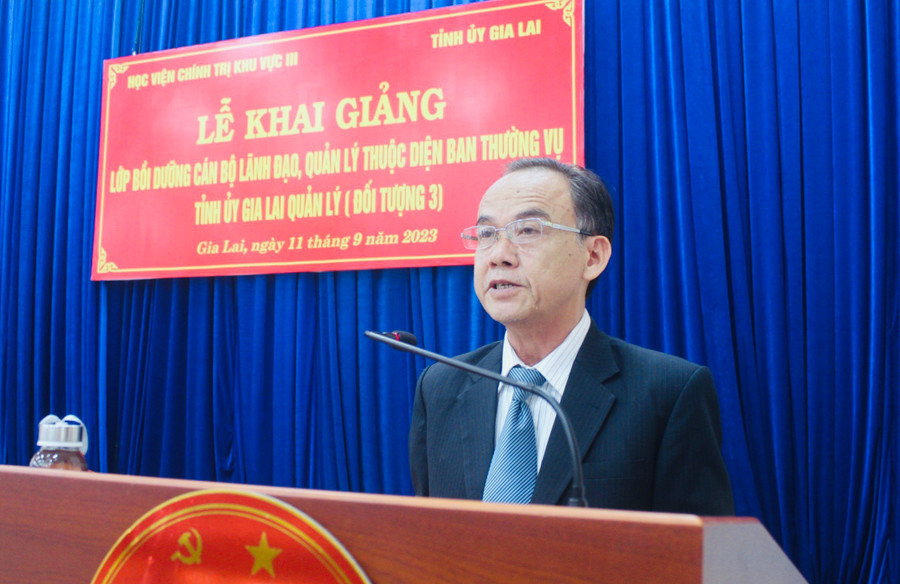 PGS.TS Nguyễn Ngọc Hòa-Phó Giám đốc Học viện Chính trị khu vực III phát biểu tại lễ khai giảng lớp bồi dưỡng. Ảnh: P.L