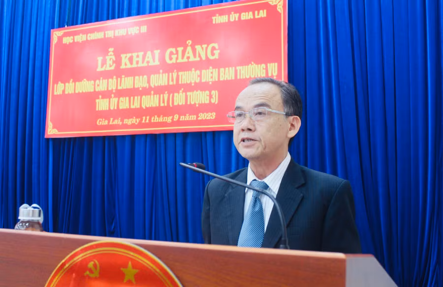 PGS.TS Nguyễn Ngọc Hòa-Phó Giám đốc Học viện Chính trị khu vực III phát biểu tại lễ khai giảng lớp bồi dưỡng. Ảnh: P.L