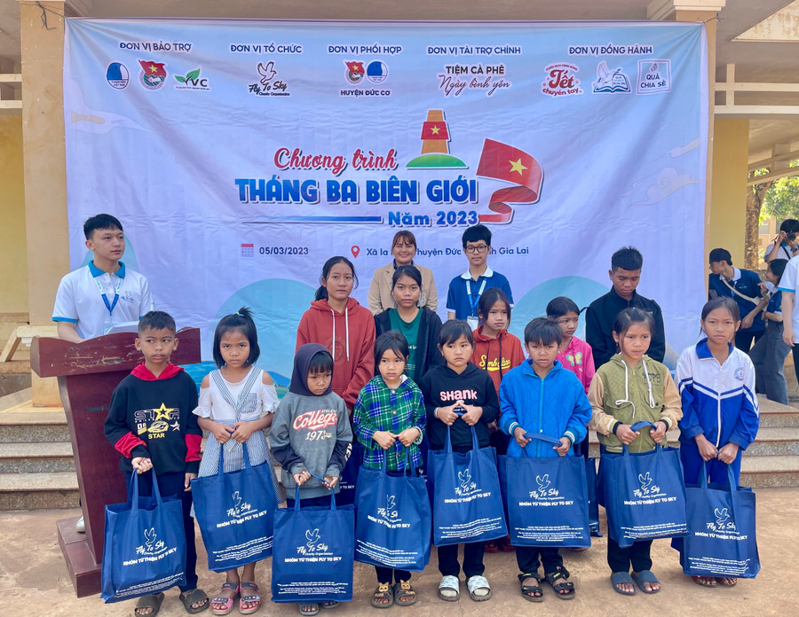 Nhóm từ thiện Fly To Sky tặng quà thiếu nhi xã Ia Pnôn (huyện Đức Cơ). Ảnh: Toàn Thắng Nhóm từ thiện Fly To Sky tặng quà thiếu nhi xã Ia Pnôn (huyện Đức Cơ). Ảnh: Toàn Thắng