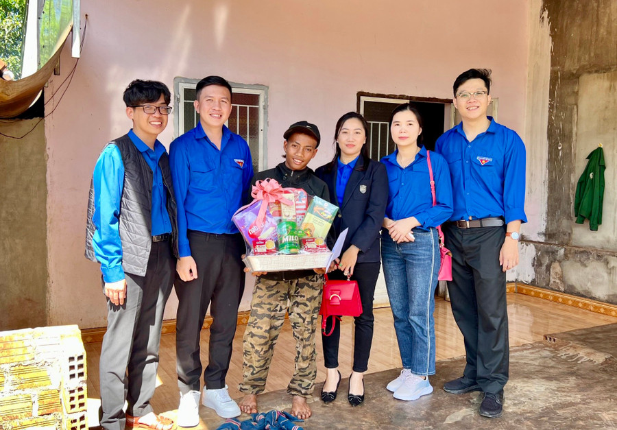 Đoàn Khối các Cơ quan và Doanh nghiệp tỉnh Gia Lai tặng quà cho em Ênh (thứ 3 từ trái qua). Ảnh: Lệ Bích Đoàn Khối các Cơ quan và Doanh nghiệp tỉnh Gia Lai tặng quà cho em Ênh (thứ 3 từ trái qua). Ảnh: Lệ Bích