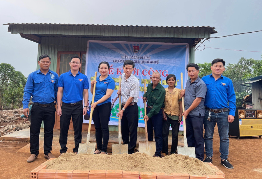 Câu lạc bộ Công chức trẻ TP. Pleiku khởi công xây dựng nhà nhân ái cho ông Rah Lan Ning (thứ 4 từ phải qua). Ảnh: Minh Nhật Câu lạc bộ Công chức trẻ TP. Pleiku khởi công xây dựng nhà nhân ái cho ông Rah Lan Ning (thứ 4 từ phải qua). Ảnh: Minh Nhật
