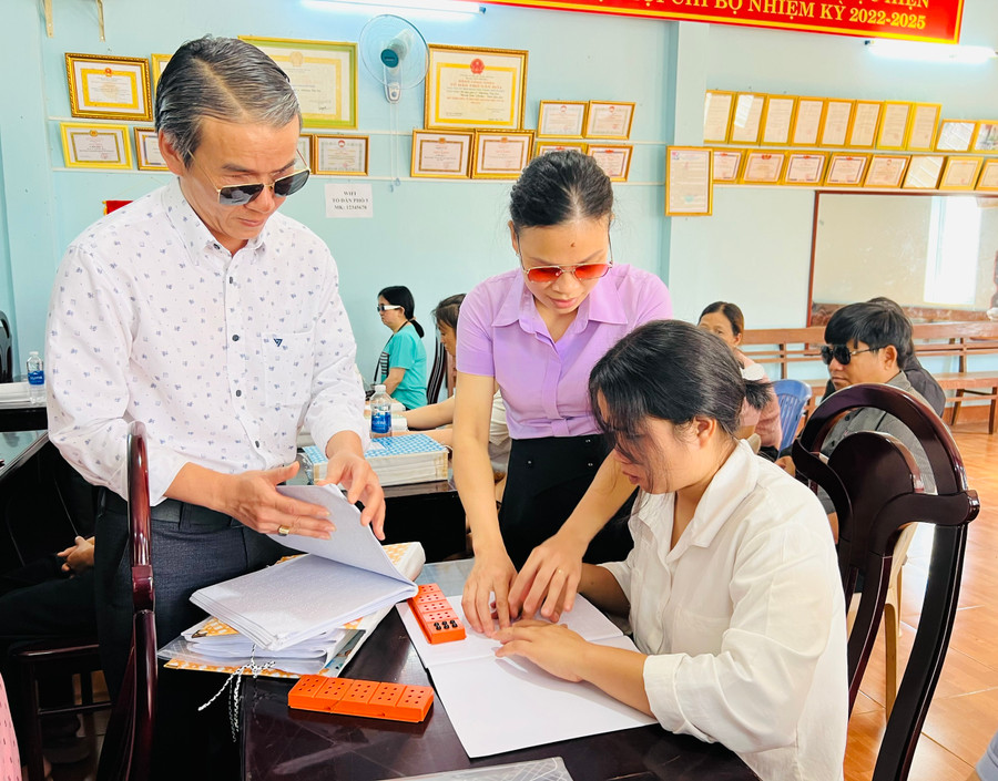 Học viên được hướng dẫn cách viết chữ Braille. Ảnh: P.L