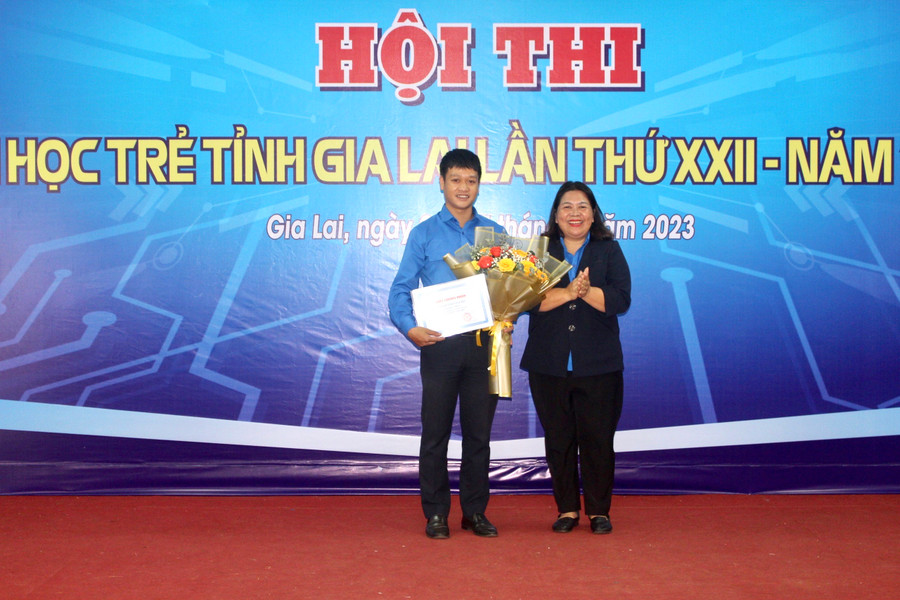 Chị Hà Thị Giang Thảo (bìa phải)-Bí thư Tỉnh Đoàn Gia Lai trao giải nhất toàn đoàn cho đơn vị TP. Pleiku. Ảnh: P.L Chị Hà Thị Giang Thảo (bìa phải)-Bí thư Tỉnh Đoàn Gia Lai trao giải nhất toàn đoàn cho đơn vị TP. Pleiku. Ảnh: P.L