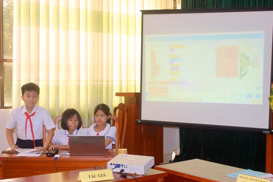 Nhóm tác giả Trường Tiểu học Ia Ly (huyện Chư Păh) thuyết trình về mô hình, sản phẩm dự thi. Ảnh: P.L