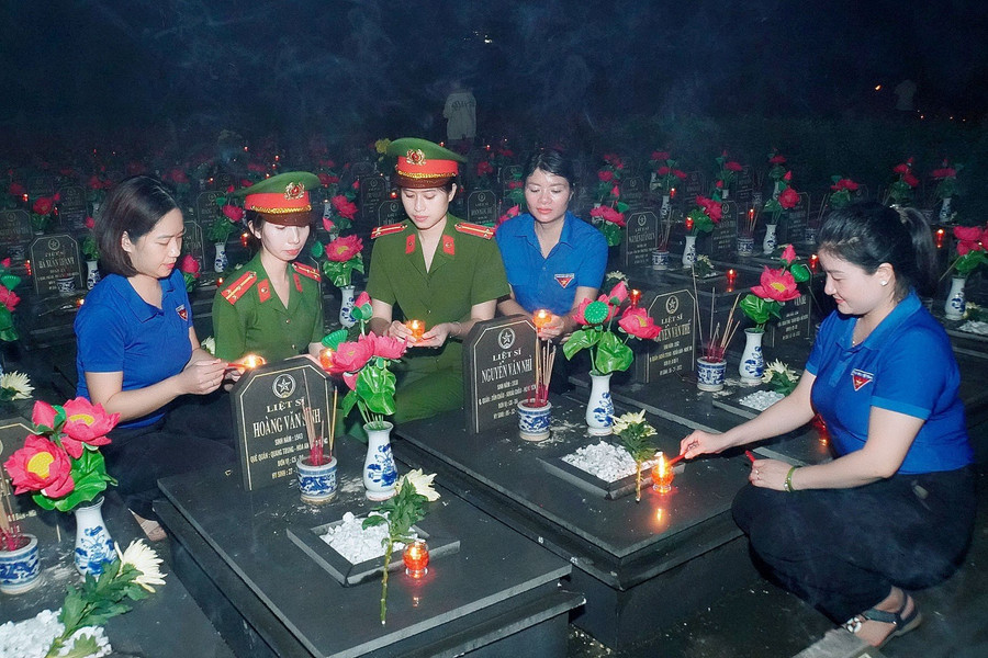 Đoàn viên, thanh niên dâng hương, thắp nến lên phần mộ các liệt sĩ ở Nghĩa trang Liệt sĩ tỉnh. Ảnh: Đ.T Đoàn viên, thanh niên dâng hương, thắp nến lên phần mộ các liệt sĩ ở Nghĩa trang Liệt sĩ tỉnh. Ảnh: Đ.T