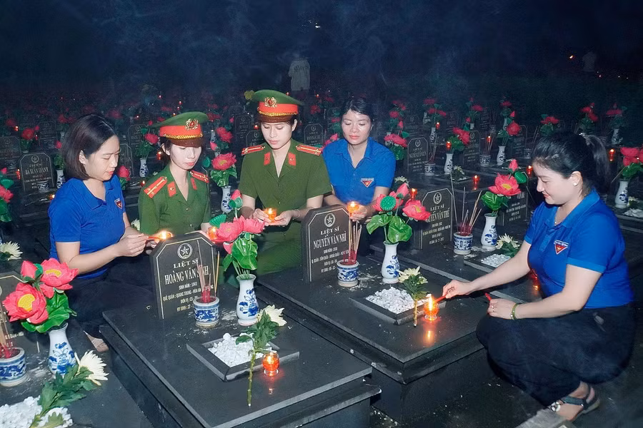 Đoàn viên, thanh niên dâng hương, thắp nến lên phần mộ các liệt sĩ ở Nghĩa trang Liệt sĩ tỉnh. Ảnh: Đ.T
