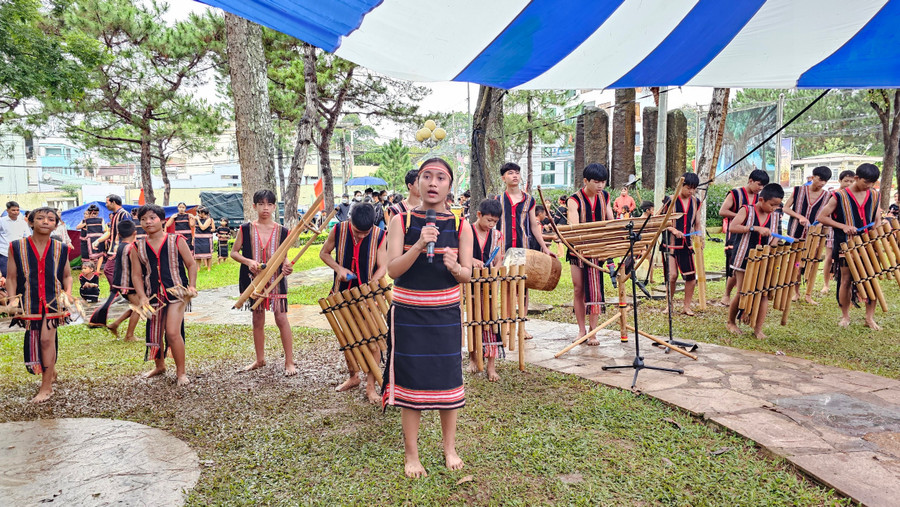 Phần trình diễn hát dân ca của đội thi phường Yên Đổ (TP. Pleiku). Ảnh: M.N