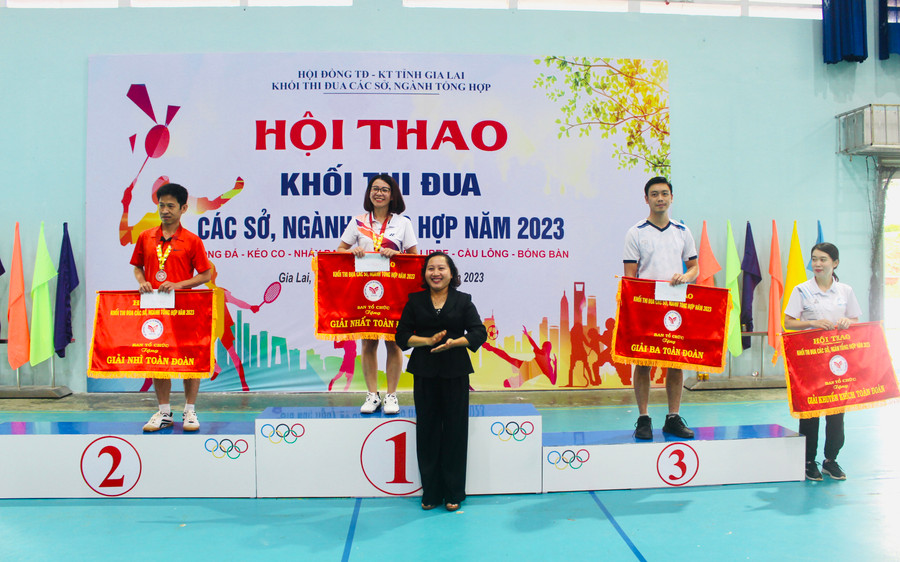 Phó Chủ tịch HĐND tỉnh Ayun H'Bút trao giải toàn đoàn cho các đơn vị. Ảnh: M.N Phó Chủ tịch HĐND tỉnh Ayun H'Bút trao giải toàn đoàn cho các đơn vị. Ảnh: M.N