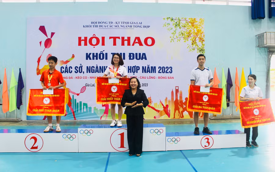 Phó Chủ tịch HĐND tỉnh Ayun H'Bút trao giải toàn đoàn cho các đơn vị. Ảnh: M.N