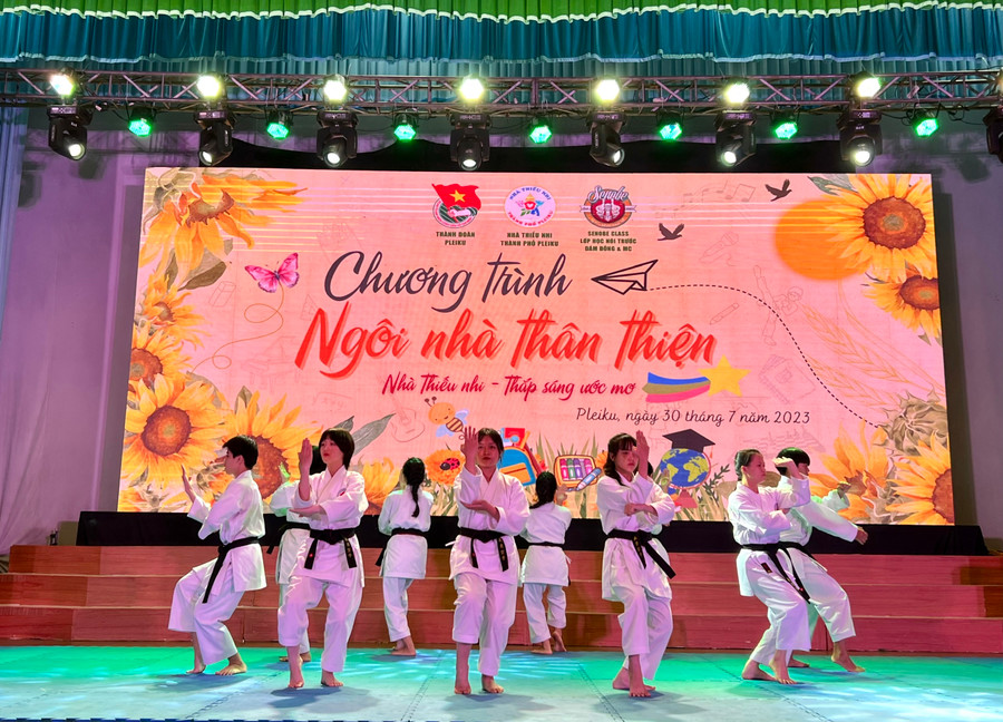 Các học viên biểu diễn năng khiếu võ. Ảnh: M.N Các học viên biểu diễn năng khiếu võ. Ảnh: M.N