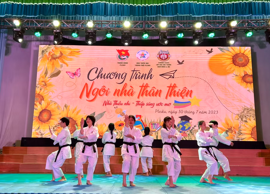 Các học viên biểu diễn năng khiếu võ. Ảnh: M.N