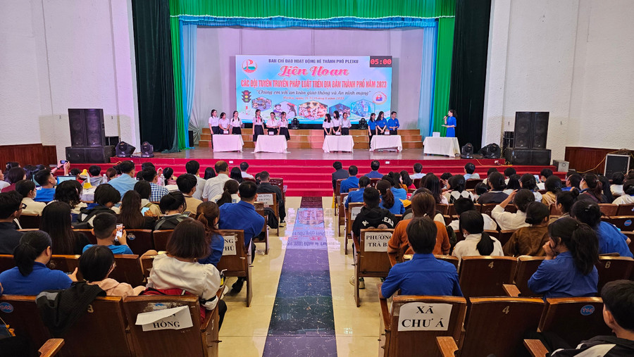 Các đội thi tham gia phần thi kiến thức. Ảnh: M.N Các đội thi tham gia phần thi kiến thức. Ảnh: M.N