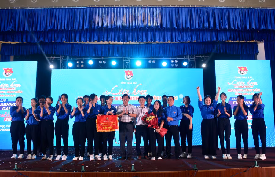 Ban tổ chức trao giải nhất phần thi nhảy Flashmob trên nền nhạc bài hát Sứ mệnh thanh niên cho đội thi Trường THPT Chu Văn An. Ảnh: P.L