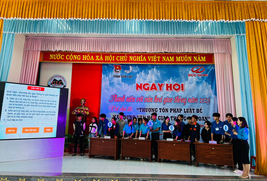 Đoàn viên, thanh niên tham gia thi trắc nghiệm kiến thức về Luật Giao thông đường bộ. Ảnh: P.L Đoàn viên, thanh niên tham gia thi trắc nghiệm kiến thức về Luật Giao thông đường bộ. Ảnh: P.L