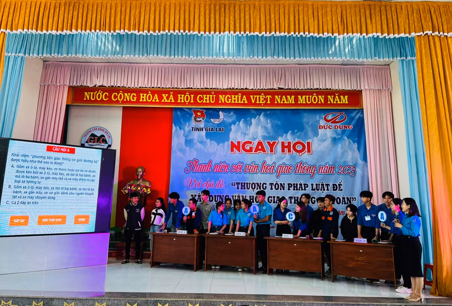 Đoàn viên, thanh niên tham gia thi trắc nghiệm kiến thức về Luật Giao thông đường bộ. Ảnh: P.L