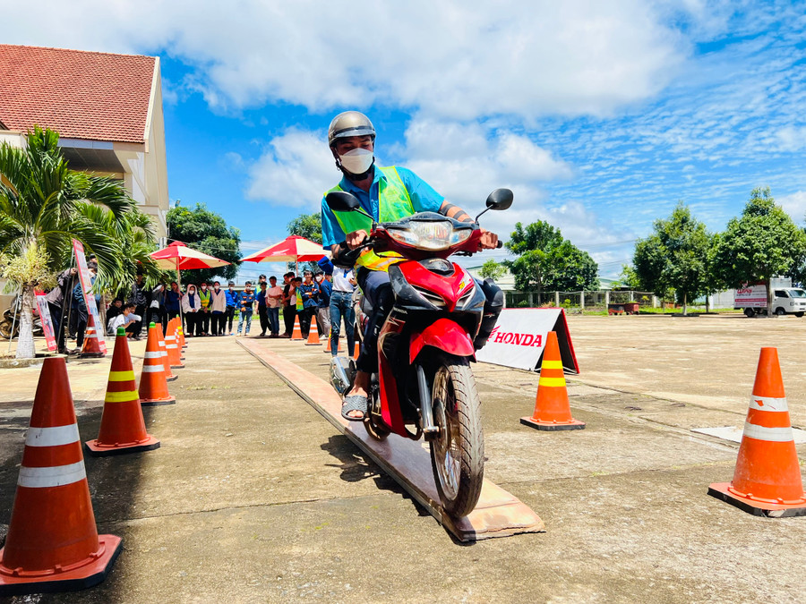 Đoàn viên, thanh niên thực hành chạy xe máy trên ván hẹp. Ảnh: P.L Đoàn viên, thanh niên thực hành chạy xe máy trên ván hẹp. Ảnh: P.L