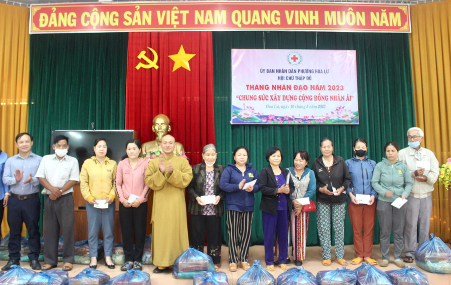 Đại diện Chùa Vạn Phật tặng quà cho người dân khó khăn của phường Hoa Lư (TP. Pleiku). Ảnh: M.N