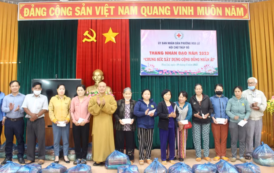 Đại diện Chùa Vạn Phật tặng quà cho người dân khó khăn của phường Hoa Lư (TP. Pleiku). Ảnh: M.N