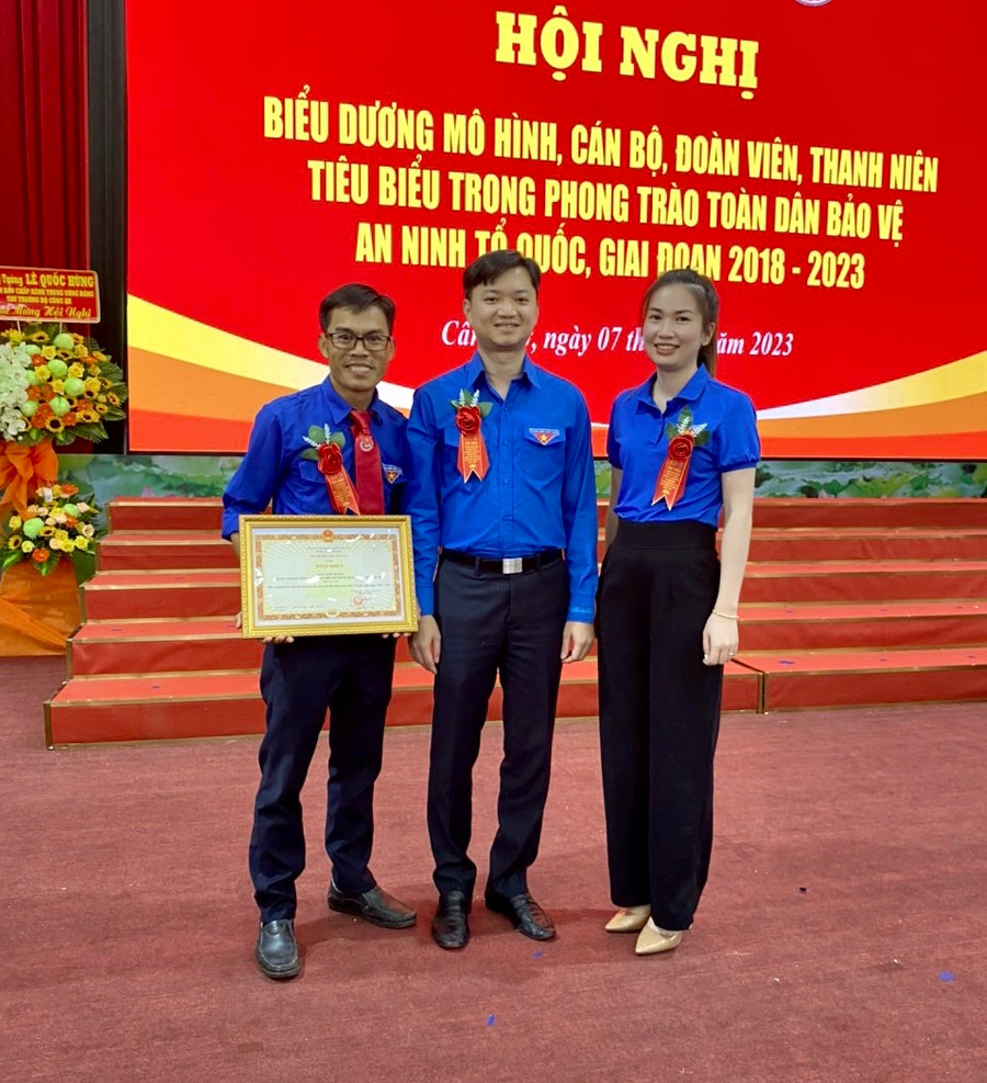 Anh Trần Vi Tình (bìa trái) đại diện Huyện Đoàn Đak Pơ nhận bằng khen của Bộ Công an tại hội nghị biểu dương. Ảnh: Thu Hoài