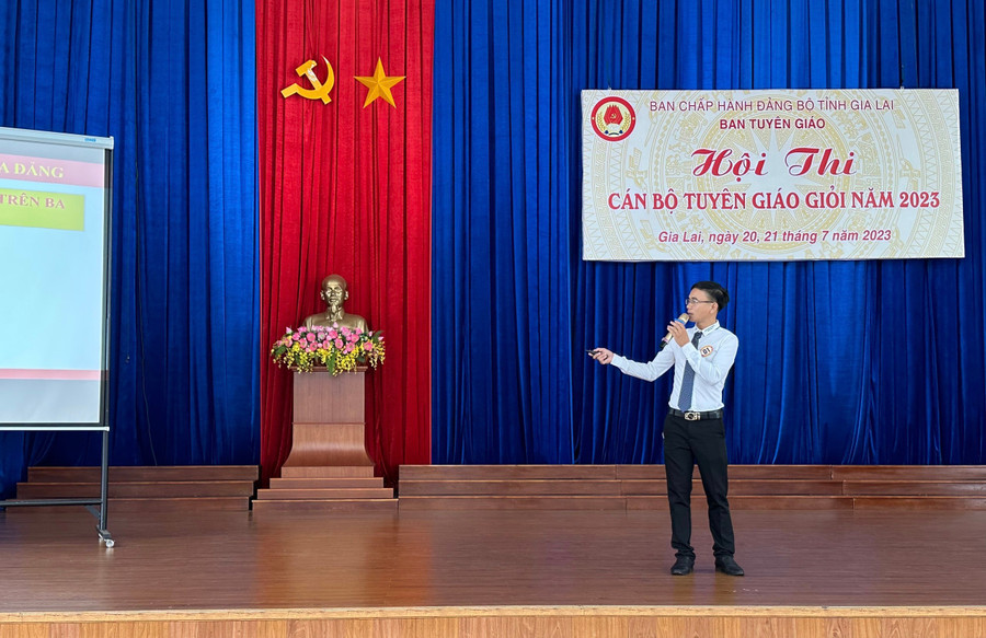 Đại diện đội thi huyện Chư Pưh thuyết trình tại hội thi. Ảnh: Huyền Ly Đại diện đội thi huyện Chư Pưh thuyết trình tại hội thi. Ảnh: Huyền Ly