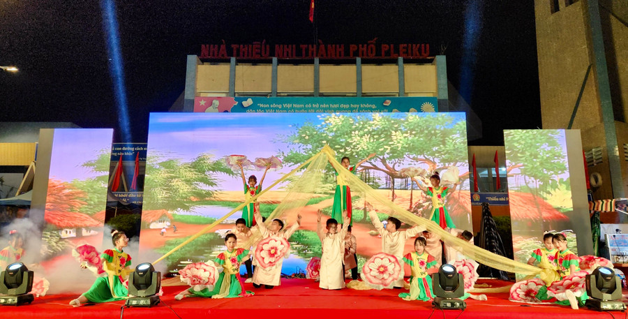 Một tiết mục được đầu tư công phu tại chương trình văn nghệ. Ảnh: Phan Lài Một tiết mục được đầu tư công phu tại chương trình văn nghệ. Ảnh: Phan Lài