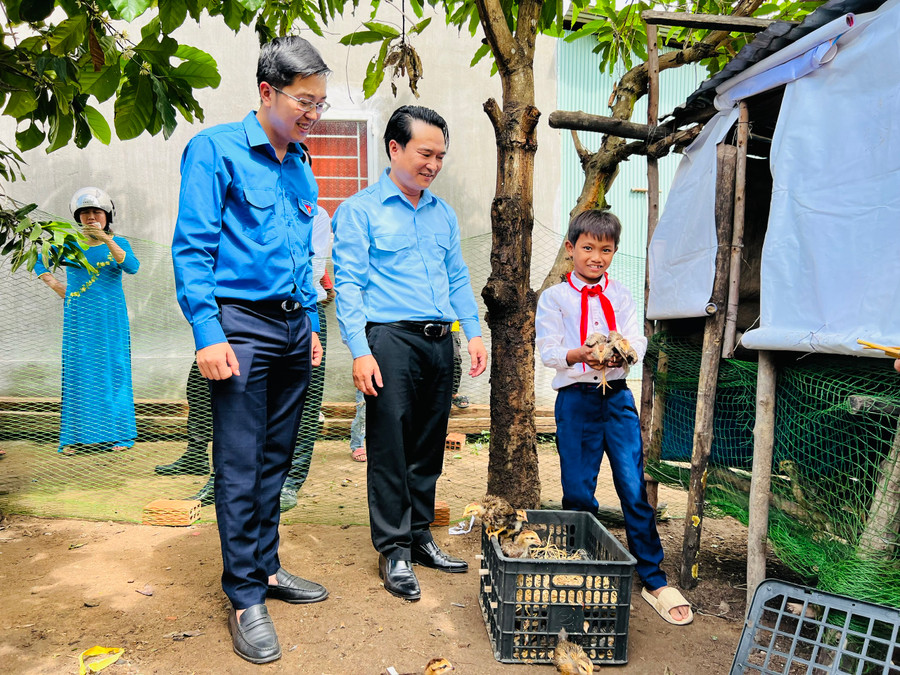 Anh Đỗ Duy Nam (thứ 2 từ phải qua)-Phó Bí thư Tỉnh Đoàn, Chủ tịch Hội đồng Đội tỉnh tặng đàn gà cho em Hing (lớp 3A, Trường Tiểu học Ayun số 2, huyện Mang Yang). Ảnh: P.L Anh Đỗ Duy Nam (thứ 2 từ phải qua)-Phó Bí thư Tỉnh Đoàn, Chủ tịch Hội đồng Đội tỉnh tặng đàn gà cho em Hing (lớp 3A, Trường Tiểu học Ayun số 2, huyện Mang Yang). Ảnh: P.L