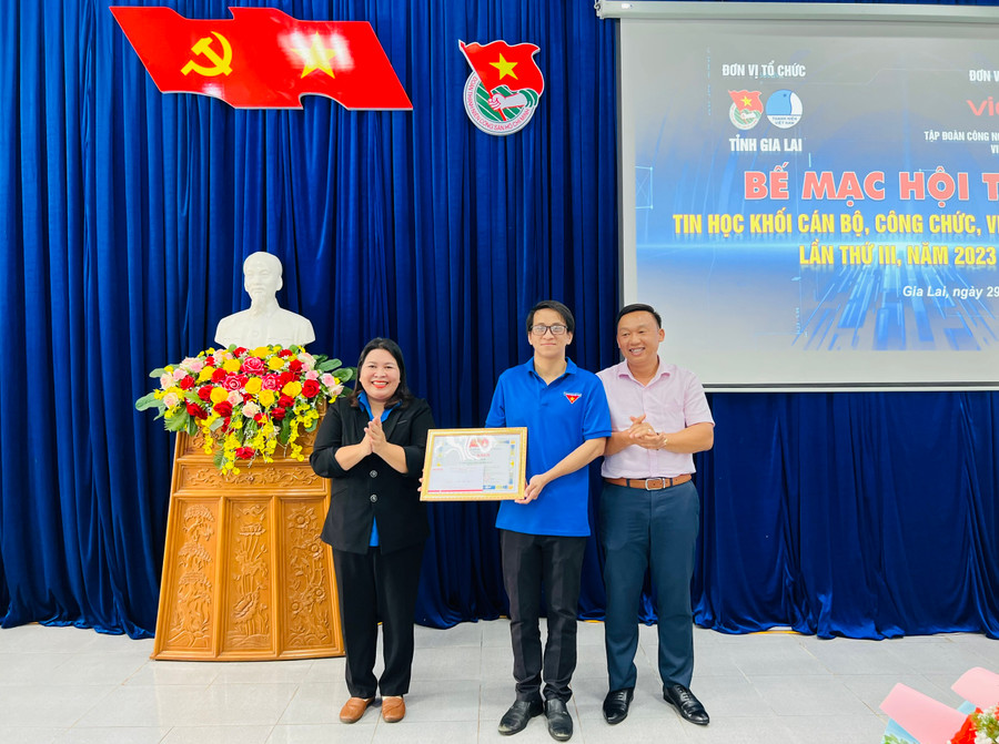 Chị Hà Thị Giang Thảo-Bí thư Tỉnh Đoàn trao giải nhất bảng P cho thí sinh Lê Đức Anh (ở giữa, Ủy viên Ban Chấp hành Đoàn Trường Cao đẳng Gia Lai). Ảnh: P.L Chị Hà Thị Giang Thảo-Bí thư Tỉnh Đoàn trao giải nhất bảng P cho thí sinh Lê Đức Anh (ở giữa, Ủy viên Ban Chấp hành Đoàn Trường Cao đẳng Gia Lai). Ảnh: P.L