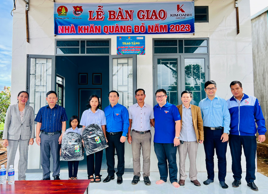 Tỉnh Đoàn Gia Lai bàn giao nhà Khăn quàng đỏ cho 2 chị em ruột Su Yơn, Su Yin. Ảnh: P.L