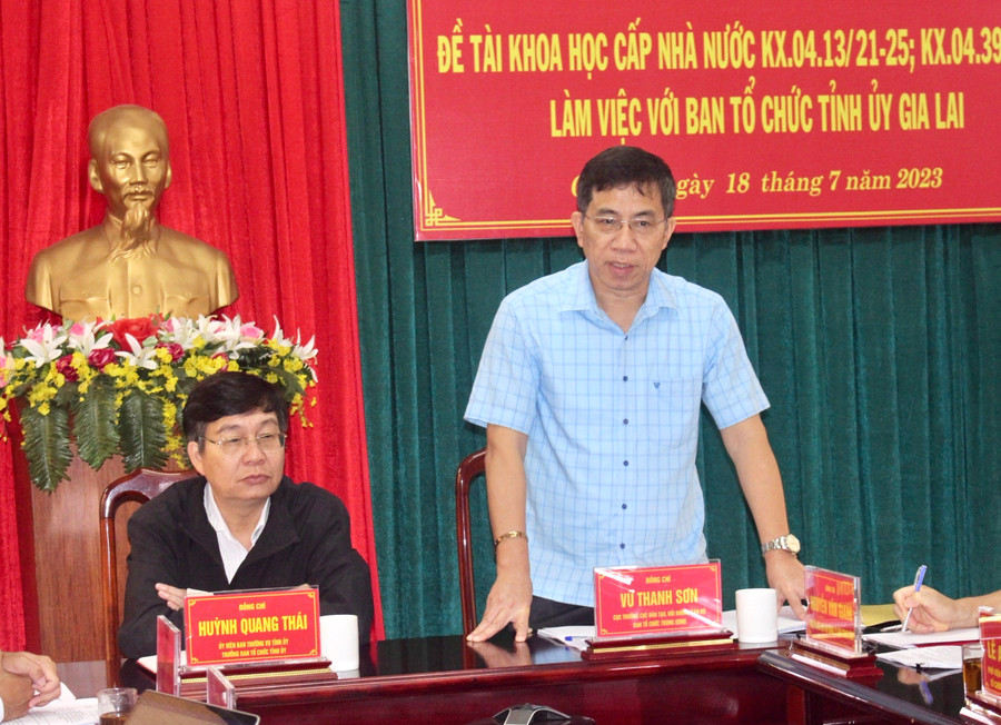 Đồng chí Vũ Thanh Sơn (bìa phải)-Cục trưởng Cục Đào tạo, Bồi dưỡng cán bộ Ban Tổ chức Trung ương quán triệt tinh thần buổi làm việc. Ảnh: P.L