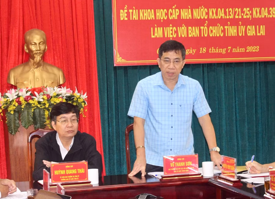 Đồng chí Vũ Thanh Sơn (bìa phải)-Cục trưởng Cục Đào tạo, Bồi dưỡng cán bộ Ban Tổ chức Trung ương quán triệt tinh thần buổi làm việc. Ảnh: P.L