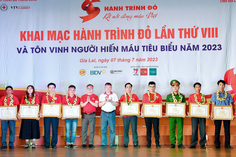 12 tập thể, cá nhân được nhận bằng khen của Chủ tịch UBND tỉnh vì có thành tích xuất sắc trong phong trào hiến máu tình nguyện năm 2022-2023. Ảnh: Đ.T 12 tập thể, cá nhân được nhận bằng khen của Chủ tịch UBND tỉnh vì có thành tích xuất sắc trong phong trào hiến máu tình nguyện năm 2022-2023. Ảnh: Đ.T