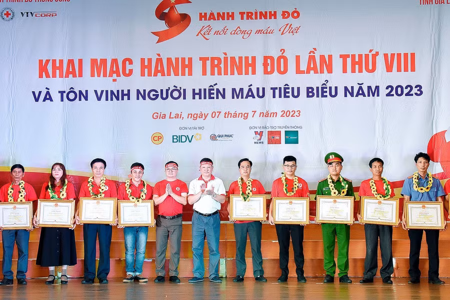 12 tập thể, cá nhân được nhận bằng khen của Chủ tịch UBND tỉnh vì có thành tích xuất sắc trong phong trào hiến máu tình nguyện năm 2022-2023. Ảnh: Đ.T