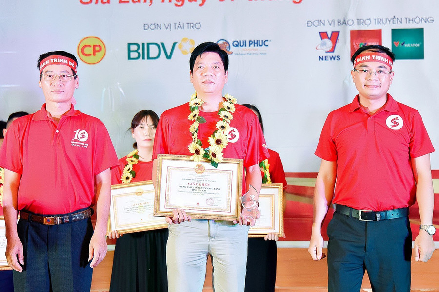 ; Ban Chỉ đạo vận động hiến máu tình nguyện tỉnh tặng giấy khen cho các tập thể, cá nhân có thành tích xuất sắc trong vận động hiến máu tình nguyện. Ảnh: Đ.T ; Ban Chỉ đạo vận động hiến máu tình nguyện tỉnh tặng giấy khen cho các tập thể, cá nhân có thành tích xuất sắc trong vận động hiến máu tình nguyện. Ảnh: Đ.T