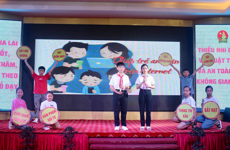 Nhiều thông điệp ý nghĩa được các đội thi thể hiện tại Liên hoan các đội tuyên truyền măng non năm 2023. Ảnh: P.L Nhiều thông điệp ý nghĩa được các đội thi thể hiện tại Liên hoan các đội tuyên truyền măng non năm 2023. Ảnh: P.L