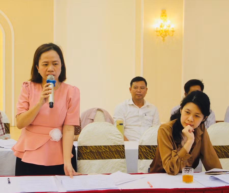 Bà Hoàng Thị Lan Anh-Phó Chủ tịch UBND huyện Mang Yang chia sẻ ý kiến tại hội thảo. Ảnh: Phan Lài