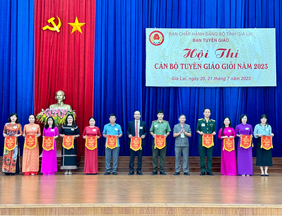 Trưởng ban Tuyên giáo Tỉnh ủy Huỳnh Thế Mạnh (thứ 5 từ phải qua) tặng cờ lưu niệm cho các đội tham gia hội thi. Ảnh: Huyền Ly Trưởng ban Tuyên giáo Tỉnh ủy Huỳnh Thế Mạnh (thứ 5 từ phải qua) tặng cờ lưu niệm cho các đội tham gia hội thi. Ảnh: Huyền Ly