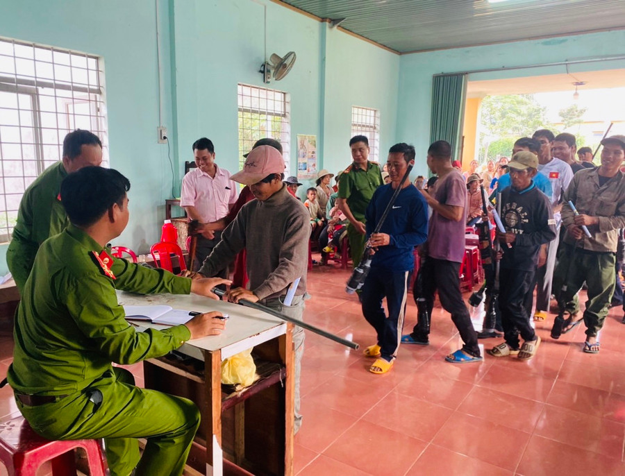 Người dân xã Hà Ra đến giao nộp vũ khí cho Công an xã. Ảnh: T.H