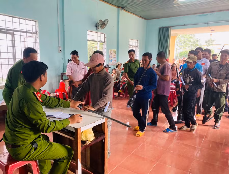 Người dân xã Hà Ra đến giao nộp vũ khí cho Công an xã. Ảnh: T.H