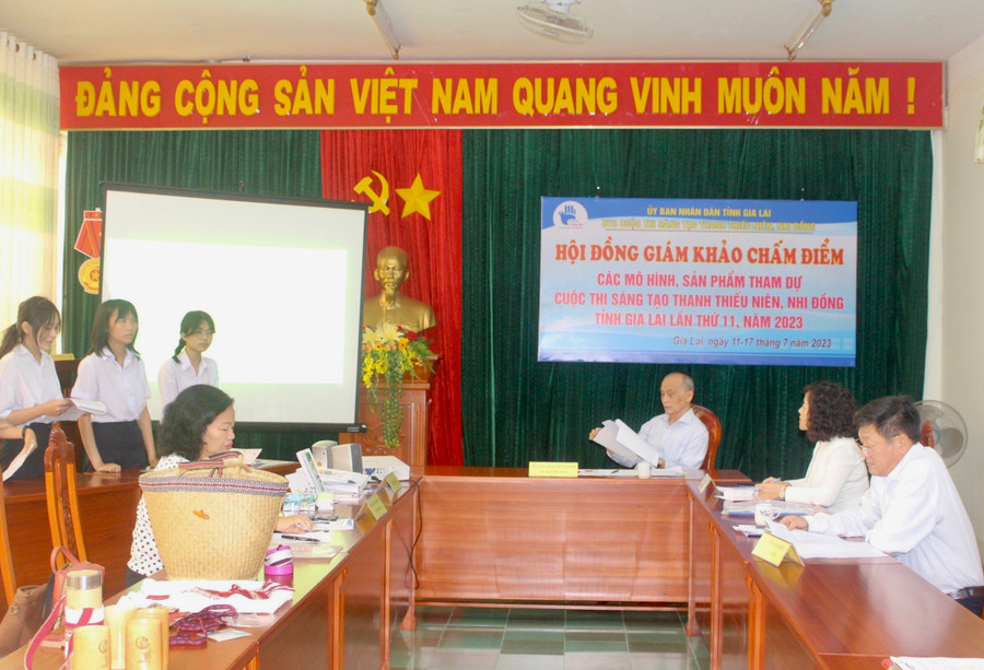 Hội đồng giám khảo chấm điểm các mô hình, sản phẩm dự thi. Ảnh: P.L Hội đồng giám khảo chấm điểm các mô hình, sản phẩm dự thi. Ảnh: P.L