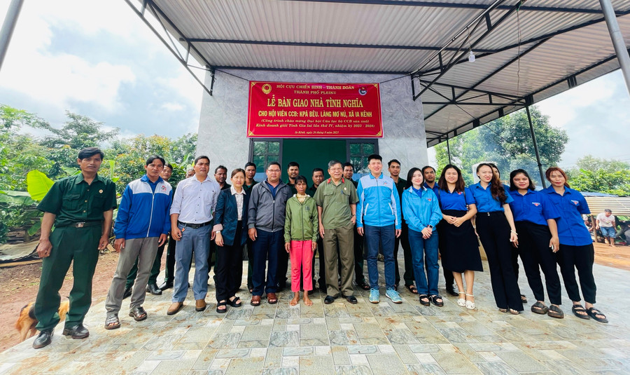 Hội Cựu chiến binh phối hợp cùng Thành Đoàn Pleiku bàn giao nhà tình nghĩa cho gia đình cựu chiến binh Kpă Bêu (làng Mơ Nú, xã Ia Kênh, TP. Pleiku). Ảnh: M.N