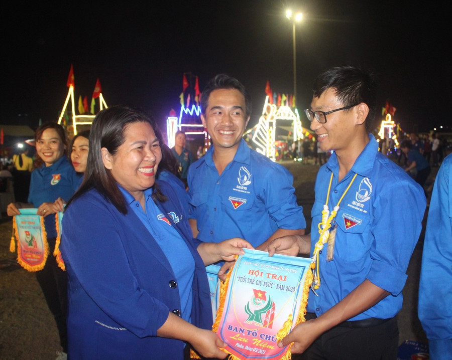 Chị Hà Thị Giang Thảo-Bí thư Tỉnh Đoàn tặng cờ lưu niệm cho các đơn vị tham gia hội trại. Ảnh: Phan Lài Chị Hà Thị Giang Thảo-Bí thư Tỉnh Đoàn tặng cờ lưu niệm cho các đơn vị tham gia hội trại. Ảnh: Phan Lài