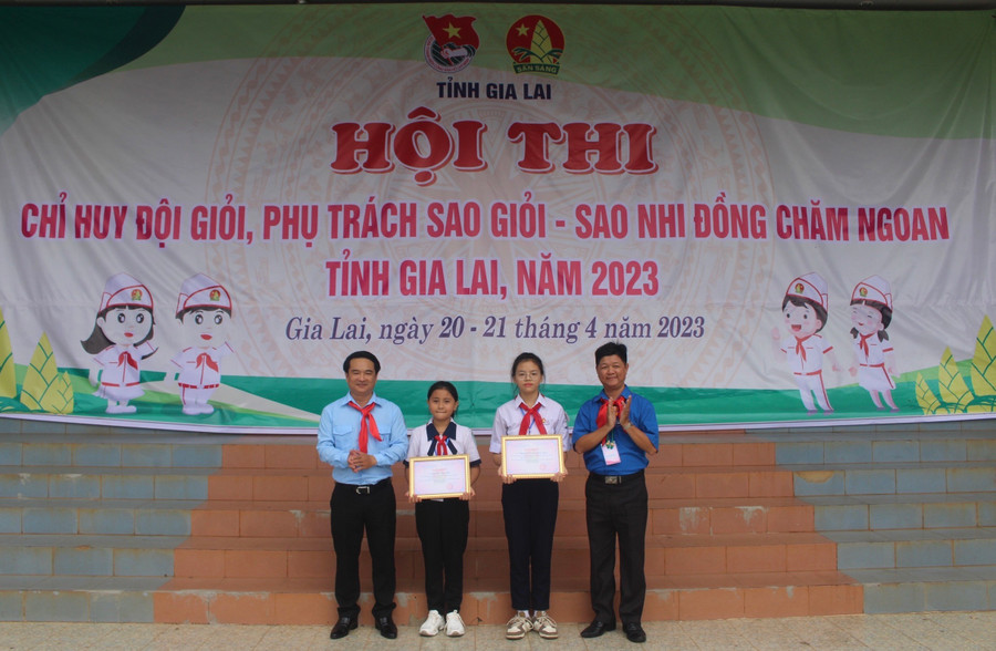 Ban tổ chức trao giải nhất cho em Nguyễn Hoàng Thiên Kim (thứ 2 từ phải qua) và Nguyễn Tâm Như (thứ 2 từ trái qua). Ảnh: Phan Lài Ban tổ chức trao giải nhất cho em Nguyễn Hoàng Thiên Kim (thứ 2 từ phải qua) và Nguyễn Tâm Như (thứ 2 từ trái qua). Ảnh: Phan Lài