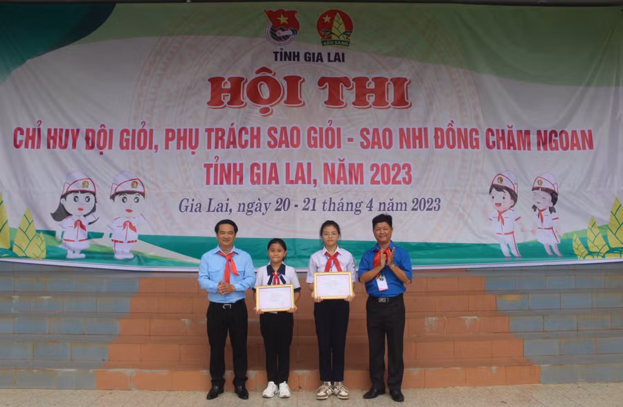 Ban tổ chức trao giải nhất cho em Nguyễn Hoàng Thiên Kim (thứ 2 từ phải qua) và Nguyễn Tâm Như (thứ 2 từ trái qua). Ảnh: Phan Lài