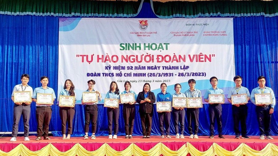 Chị Hà Thị Giang Thảo (ở giữa)-Bí thư Tỉnh Đoàn tặng bằng khen cho các em học sinh đạt thành tích cao tại kỳ thi chọn học sinh giỏi Quốc gia THPT năm học 2022-2023. Ảnh: Phan Lài Chị Hà Thị Giang Thảo (ở giữa)-Bí thư Tỉnh Đoàn tặng bằng khen cho các em học sinh đạt thành tích cao tại kỳ thi chọn học sinh giỏi Quốc gia THPT năm học 2022-2023. Ảnh: Phan Lài